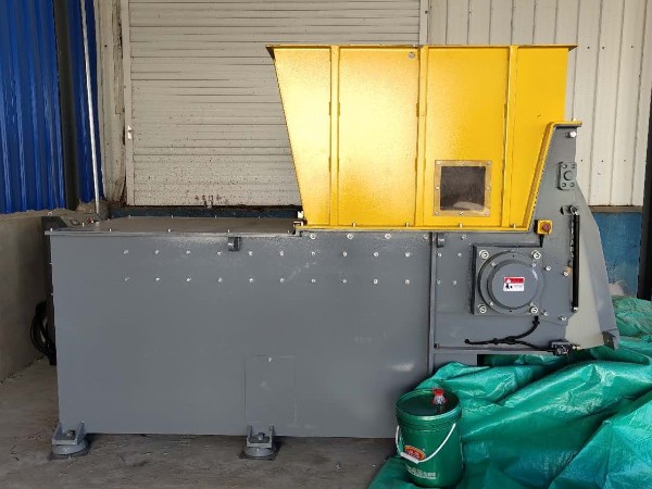 鄭州某氨綸設備制造公司定制塑料撕碎機案例