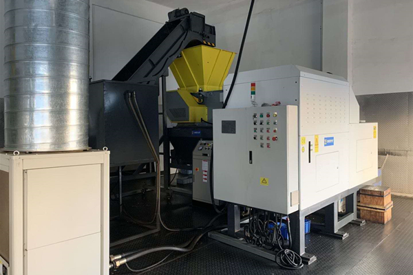 天津某閥門制造公司定制鐵屑壓餅機案例