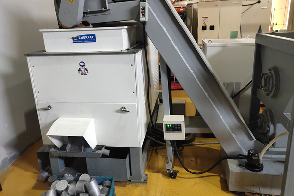 福州某鋁業(yè)公司定制鋁屑壓餅機案例