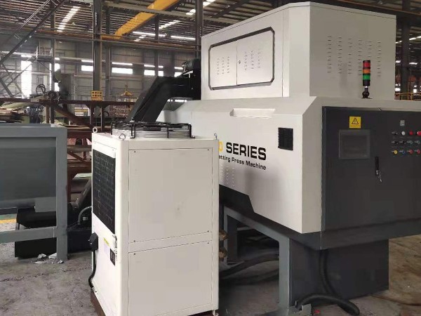 浙江某精密鑄造廠定制鋼屑壓餅機案例