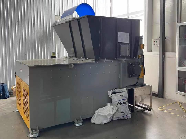 東莞某電子公司定制塑料撕碎機案例